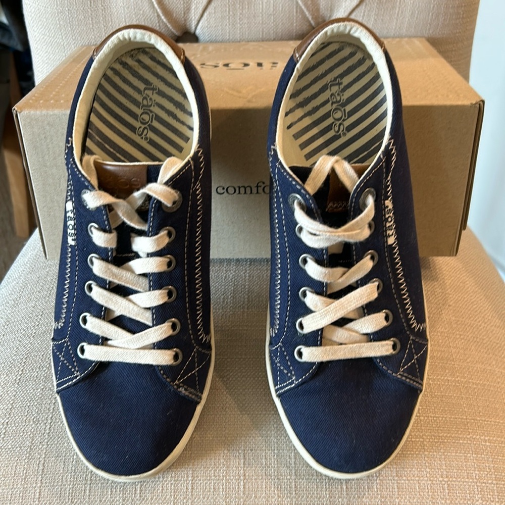 Taos Navy Starburst Canvas gently worn 8.5M sneakers.